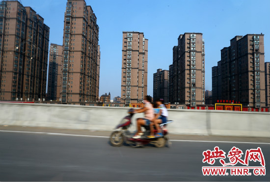 三環(huán)快速路開通后，仍有一些電動(dòng)車違規(guī)上橋。