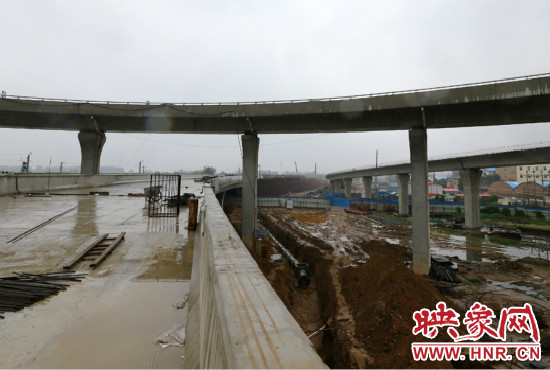 京廣快速路二期北延工程北三環(huán)京廣路立交橋雛形顯現(xiàn)。