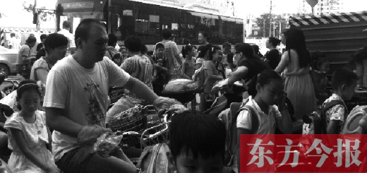 9月4日下午，文化路一小附近，大批陪讀家長(zhǎng)接孩子。