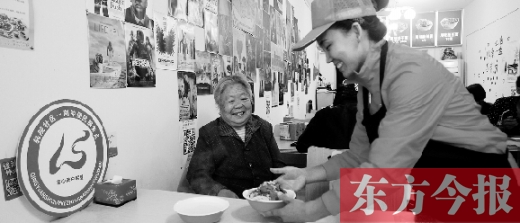 9月29日，輕院社區(qū)的“空巢老人”荊阿姨在一家飯店免費(fèi)吃午餐