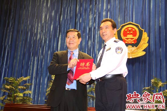 在歡迎儀式上，李昌鈺博士從鐵路警察學院院長郝宏奎手中接過了客座教授的聘書。