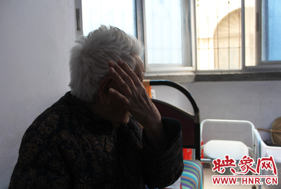 說起敬老院要搬遷,老太太忍不住流眼淚。