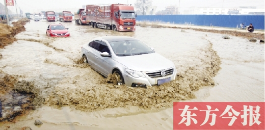 昨日的水坑現(xiàn)場，“坑車”的情況仍在繼續(xù)上演