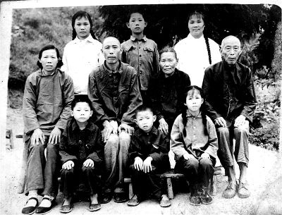 1970年，何兆勝一家人在荊門(mén)合影，中排左二為何兆勝。