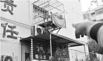 發(fā)生矛盾的一二樓鄰居，喇叭就安裝在二樓窗口。