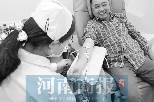昨天，有市民看了商報報道后，前往獻血點獻血 記者 張郁/攝