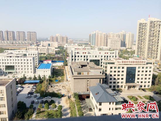 一座4層的建筑樓頂蓋上了四合院。