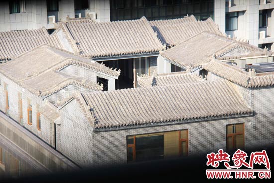 這座建筑里面的裝修奢華考究，門窗和吊頂均為紅木。