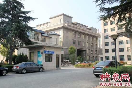 據(jù)這座建筑的一名工作人員稱，整座建筑為海龍集團(tuán)所有，房屋建成之后用作公司紅木家具展示。