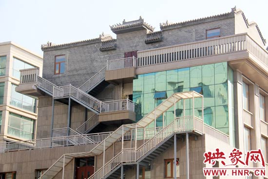 這座建筑的背面，已建好步梯。