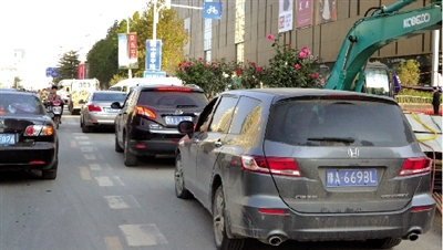 中原路華山路口，花壇擋了進(jìn)入地下商場(chǎng)的車流