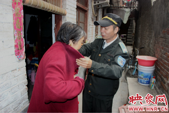 一馬路社區(qū)的巡防隊(duì)員們經(jīng)常前來(lái)幫助老人。