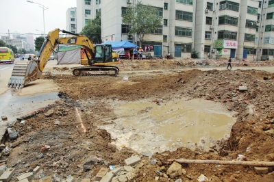 漢江路與行云路口，施工挖斷天然氣管道。