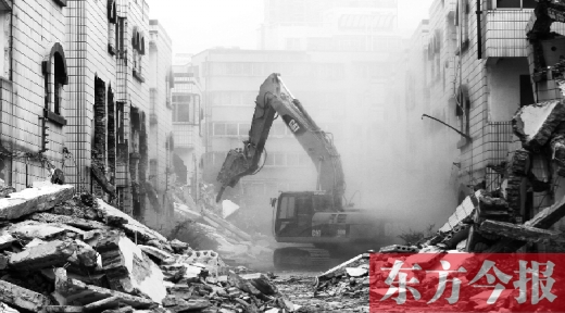 昨日，鄭州市棗莊社區(qū)拆遷現(xiàn)場，揚(yáng)塵漫天，附近居民叫苦不迭