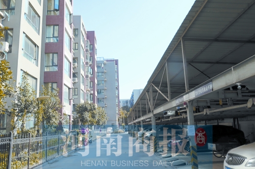 鄭州建設(shè)西路與工農(nóng)路交叉口西北角附近一小區(qū)內(nèi)，立體車庫(kù)已投入使用