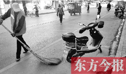 昨日，鄭州市中州大道上，穿梭于車流中上崗的環(huán)衛(wèi)工