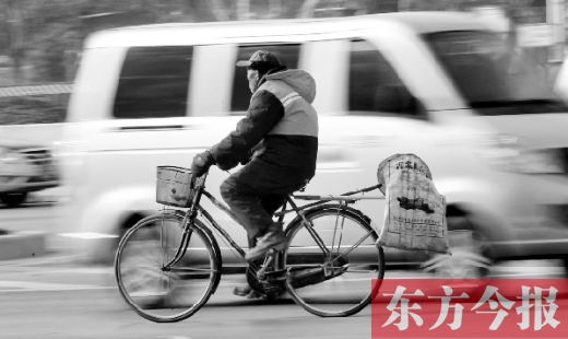 昨日，鄭州市中州大道上，穿梭于車流中上崗的環(huán)衛(wèi)工
