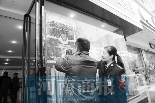 市民正在掃描二維碼，加關(guān)注