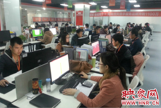 河南省電子商務(wù)產(chǎn)業(yè)園里，電商運(yùn)營(yíng)商河南杰夫成交3500萬元，其中淘寶河南館占了七成。