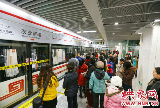 鄭州地鐵1號(hào)線載客量日均達(dá)22萬(wàn)人次。