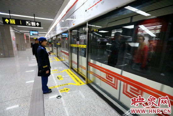 自11月29日起，鄭州地鐵將進(jìn)一步縮短行車間隔。