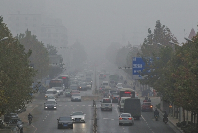 被霧、霾同時籠罩的市區(qū)道路