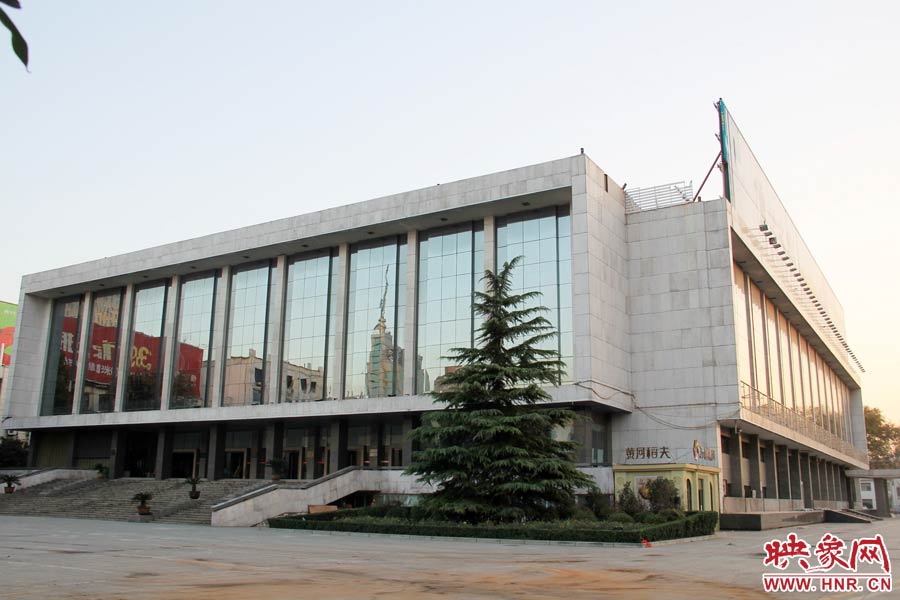 省人民會堂樓頂西側的廣告牌已經全部拆除完畢，現場的施工人員和機械設備已經全部撤離。