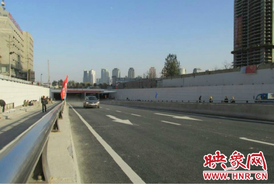 紅專路下穿中州大道隧道工程西起紅專路與姚寨路交叉口，東至紅專路與龍湖外環(huán)路交叉口。