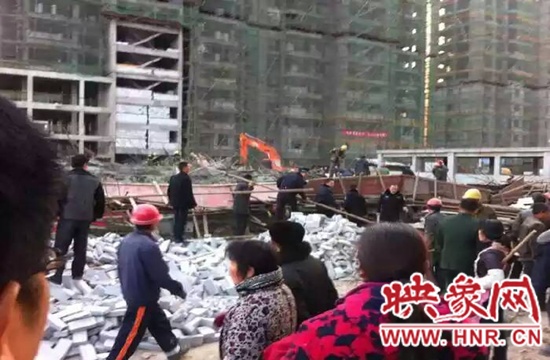 圖為事故現(xiàn)場情況，當?shù)厝罕姽﹫D。