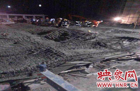 圖為事故現(xiàn)場情況，當?shù)厝罕姽﹫D。