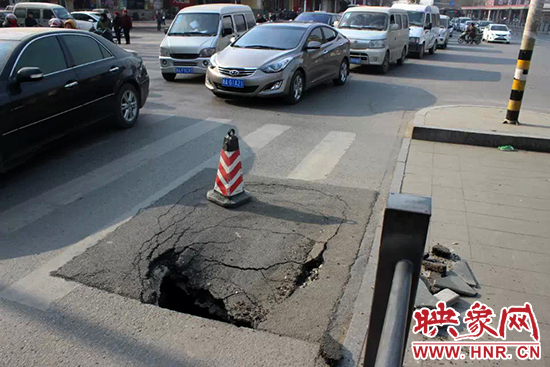 南陽路農(nóng)業(yè)路出現(xiàn)深坑，近看是因為瀝青充當(dāng)窨井蓋所致