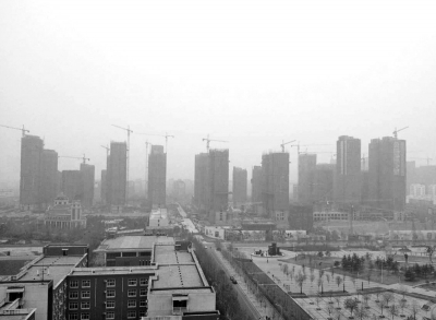 在鄭州市同一地點(diǎn)拍攝的照片，下為1月1日晴朗天氣，上為1月5日霧霾天氣。（拼接圖片）