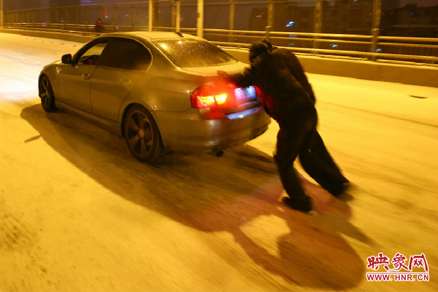 兩位“推車人”奮力的推著小車上橋。