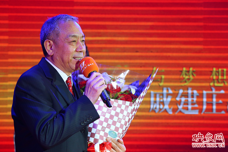 戚建莊向詩歌愛好者表達謝意。