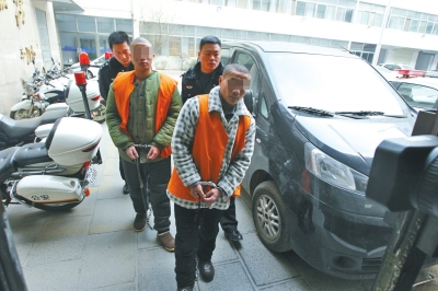 倆刑釋男子，冒充“富二代”，微信搜附近的人，專搶出入娛樂場所女性