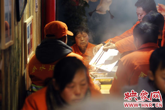 鄭州黃河路衛(wèi)生路附近一家火鍋店，宴請130名環(huán)衛(wèi)工人吃火鍋。