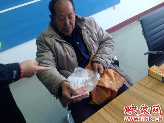 在把老人帶回駐地后，老人竟又從身上掏出幾千元現(xiàn)金要塞給民警。