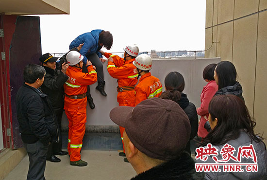 消防隊員和巡防隊員、民警將最后一名女子從樓頂救下。