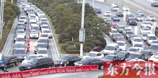 昨日，鄭州市福元路，車輛在僅剩的一條5米寬車道上堵得“不亦樂乎”