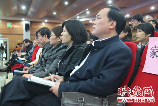 認(rèn)真聽(tīng)取招生政策的學(xué)生家長(zhǎng)。
