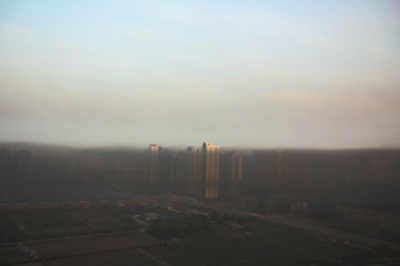 鄭州遇“平流霧”，上空晴朗，城市被黑霧籠罩