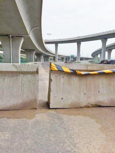  京廣快速路北延地面道路北三環(huán)入口處，一排石墩擋道，不讓入內(nèi)。