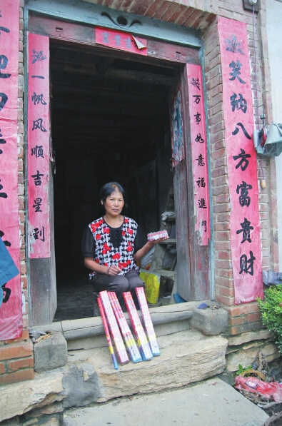 村民楊女士買(mǎi)來(lái)閃光雷、爆竹防衛(wèi)