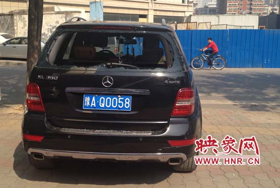 奔馳車夜停路邊被砸，損失萬(wàn)元以上