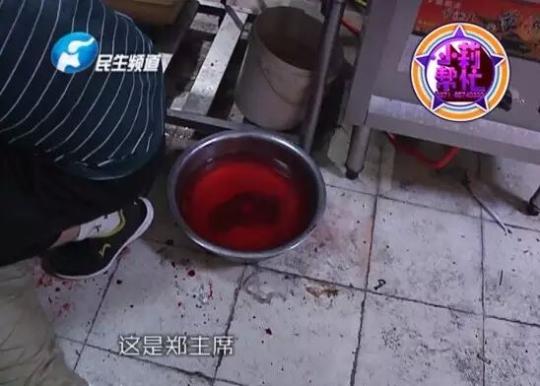 老板竟突然在廚房內(nèi)割腕自殺!發(fā)現(xiàn)意外情況后，小莉趕緊對傷者進(jìn)行包扎，并撥打了120急救電話。