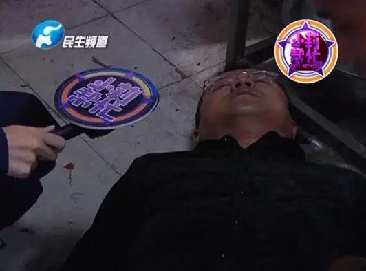 老板竟突然在廚房內(nèi)割腕自殺!發(fā)現(xiàn)意外情況后，小莉趕緊對傷者進(jìn)行包扎，并撥打了120急救電話。