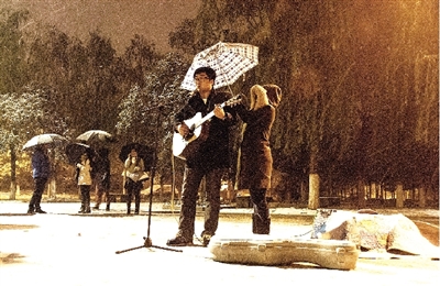 雪夜鄭大新校區(qū)的這一幕是不是也溫暖了你？