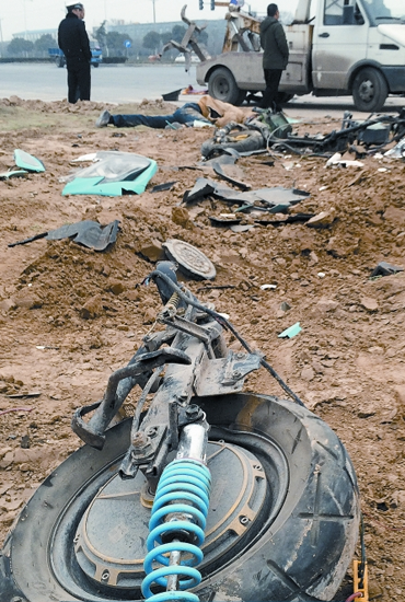 現(xiàn)場散落大量電動車碎片，車輪已完全脫離車體，可見當時車禍的慘烈程度