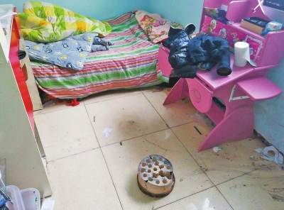 在理發(fā)店死者居住的臥室內(nèi)，地上放有一個(gè)大煤球。
