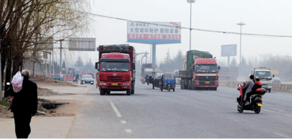 距離事故現(xiàn)場(chǎng)不遠(yuǎn)，仍有人騎電動(dòng)車帶著孩子橫穿馬路